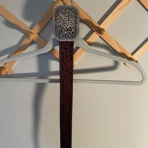 Beautifully detailed leather Ariat brown belt with big buckle!